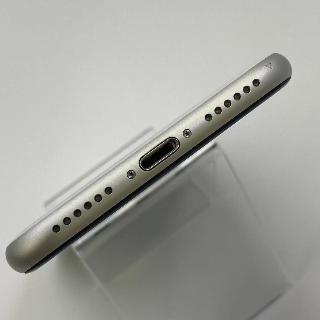 iPhoneSE 第2世代 256GB バッテリー100％ docomo版SIMフリー ホワイト