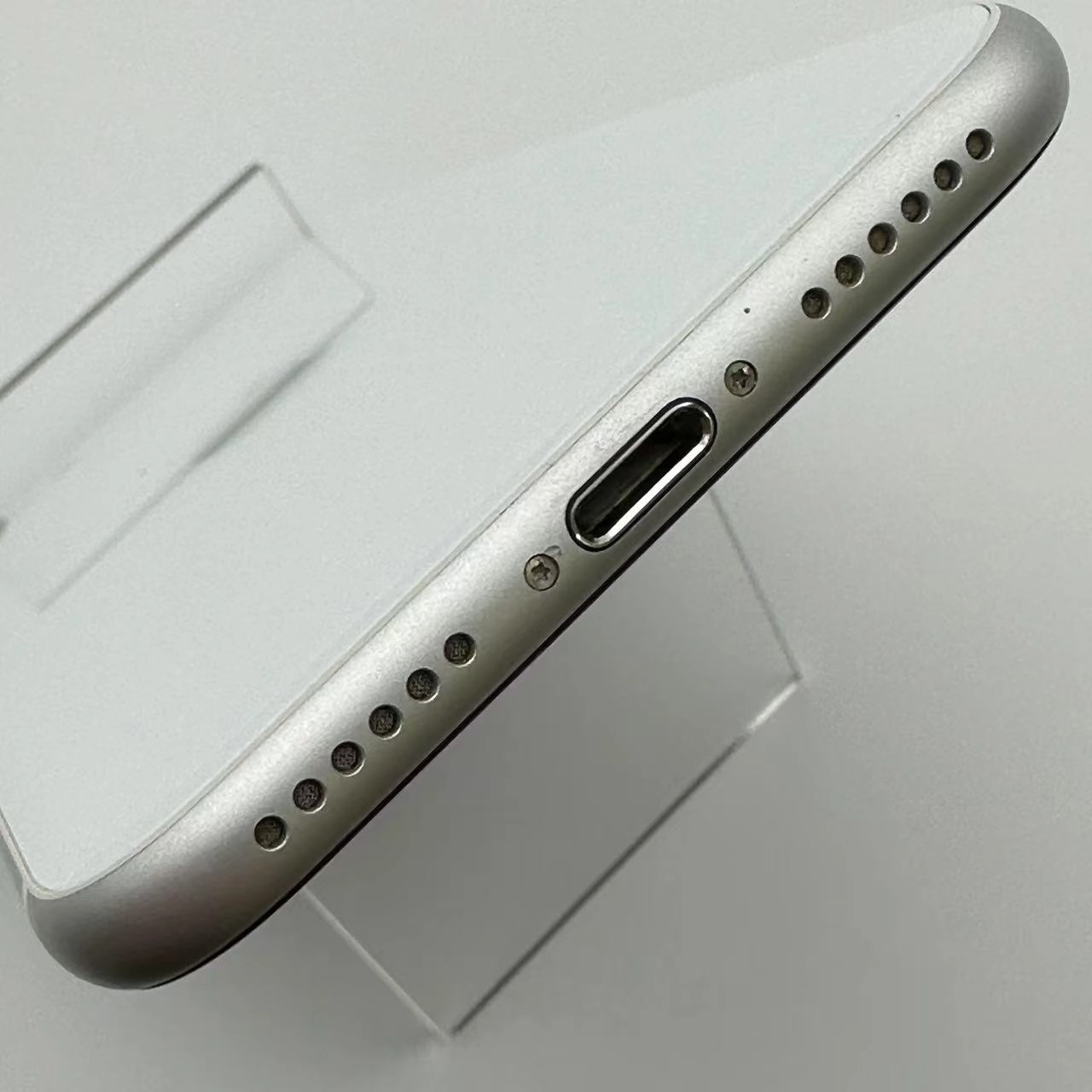 iPhoneSE 第2世代 256GB バッテリー100％ au版SIMフリー ホワイト