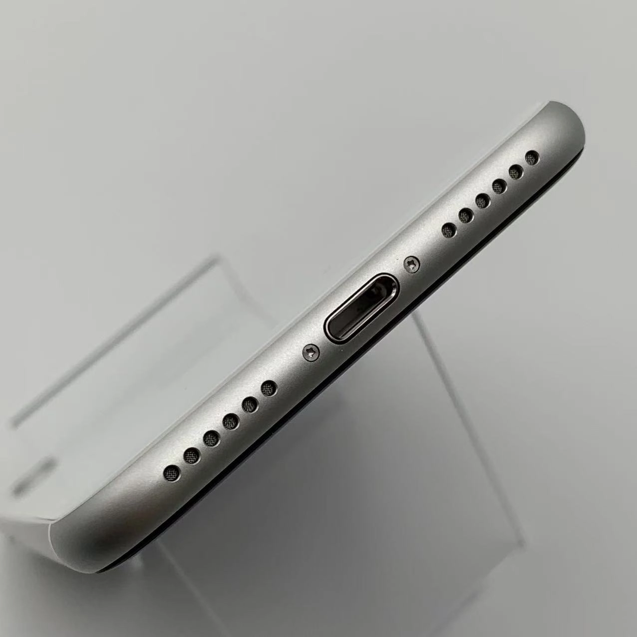 iPhoneSE 第2世代 64GB  MHGQ3J/A  docomo版SIMフリー ホワイト