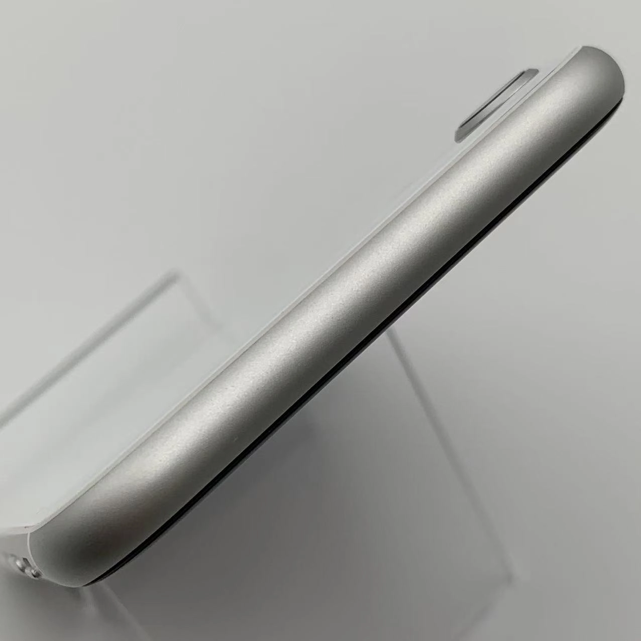 iPhoneSE 第2世代 64GB  MHGQ3J/A  docomo版SIMフリー ホワイト