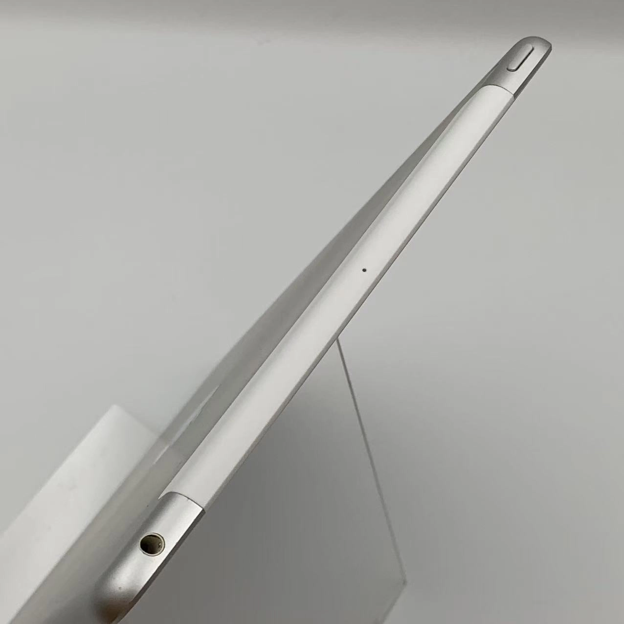 iPad 第8世代 Wi-Fi+Cellularモデル 32GB  NYMJ2J/A  au版SIMフリー