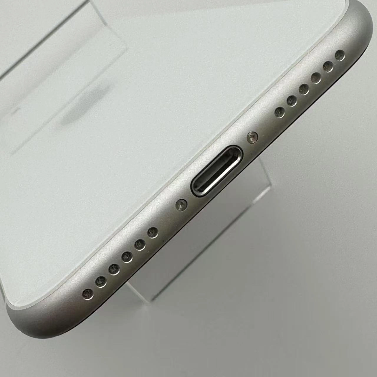 iPhoneSE 第2世代 256GB ホワイト MXVU2J/A Apple版SIMフリー極美品