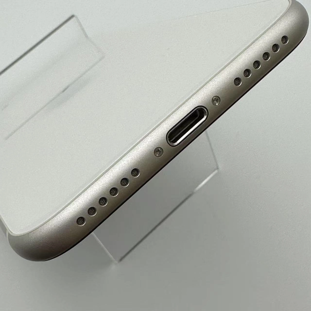 iPhoneSE 第3世代 64GB MMYD3J/A docomo版SIMフリー 極美品