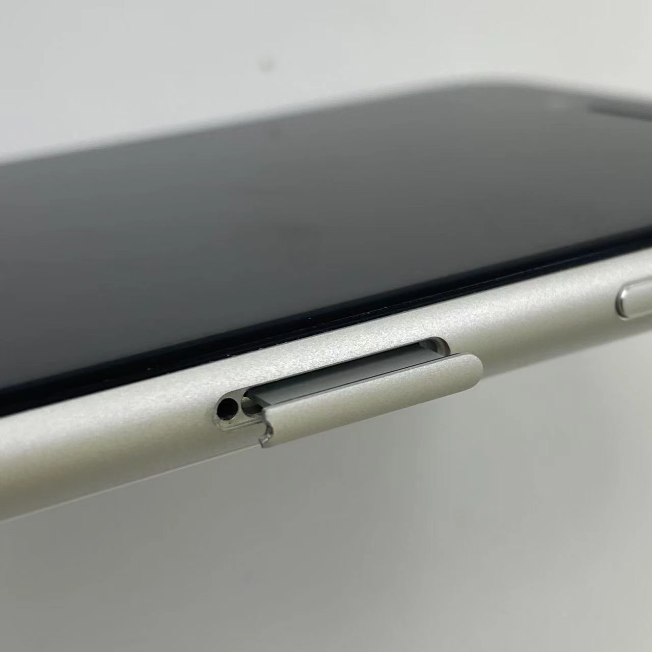 iPhoneSE 第2世代 256GB NXVU2J/A docomo版SIMフリー ホワイト