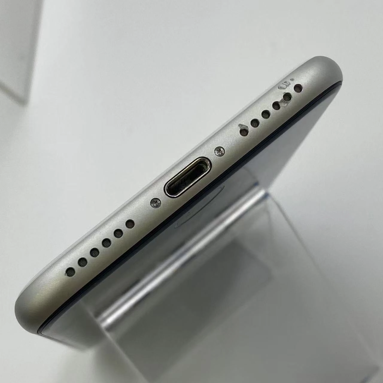 iPhoneSE 第2世代 256GB NXVU2J/A docomo版SIMフリー ホワイト