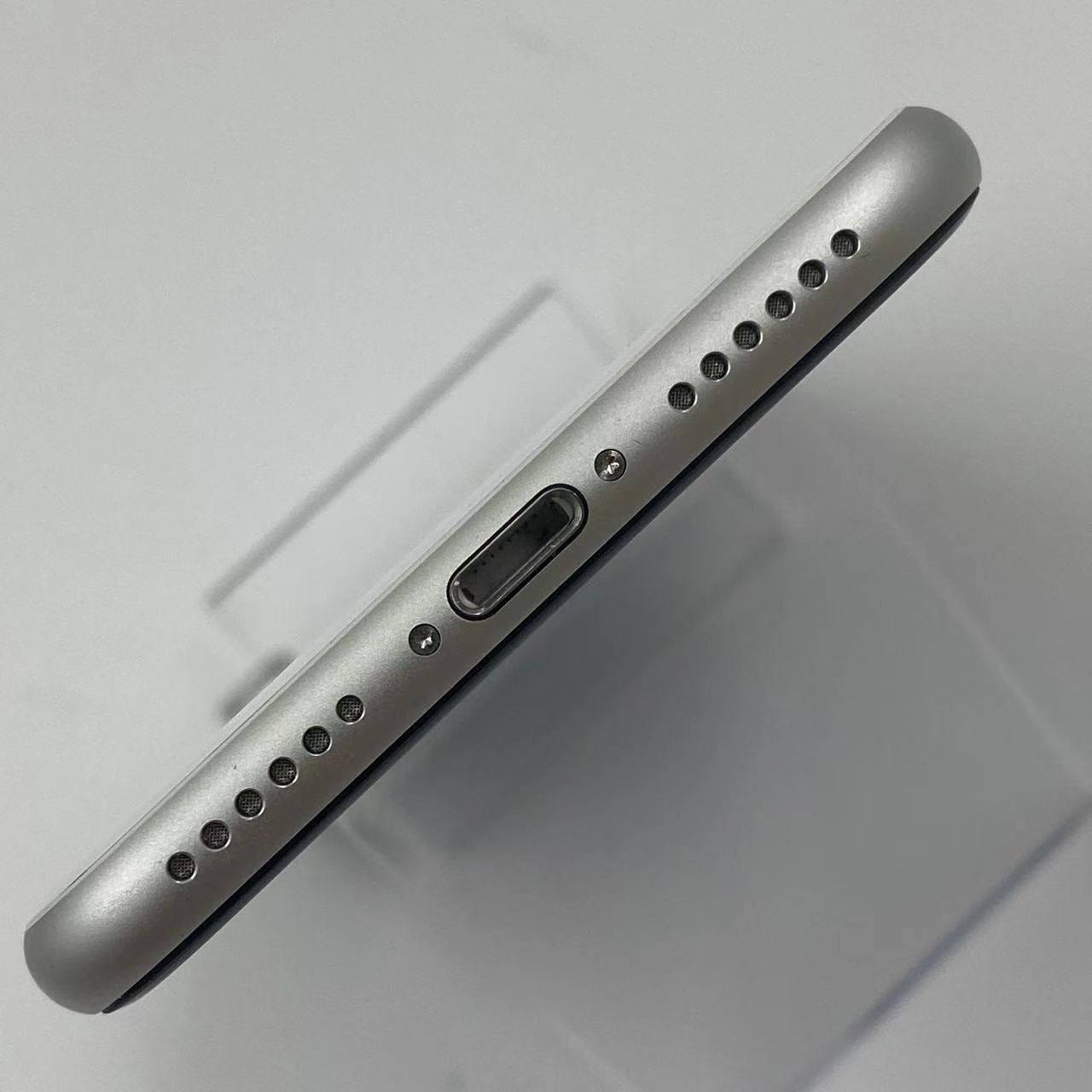 iPhoneSE 第2世代 64GB NX9T2J/A AU版SIMフリー 美品 ホワイト au