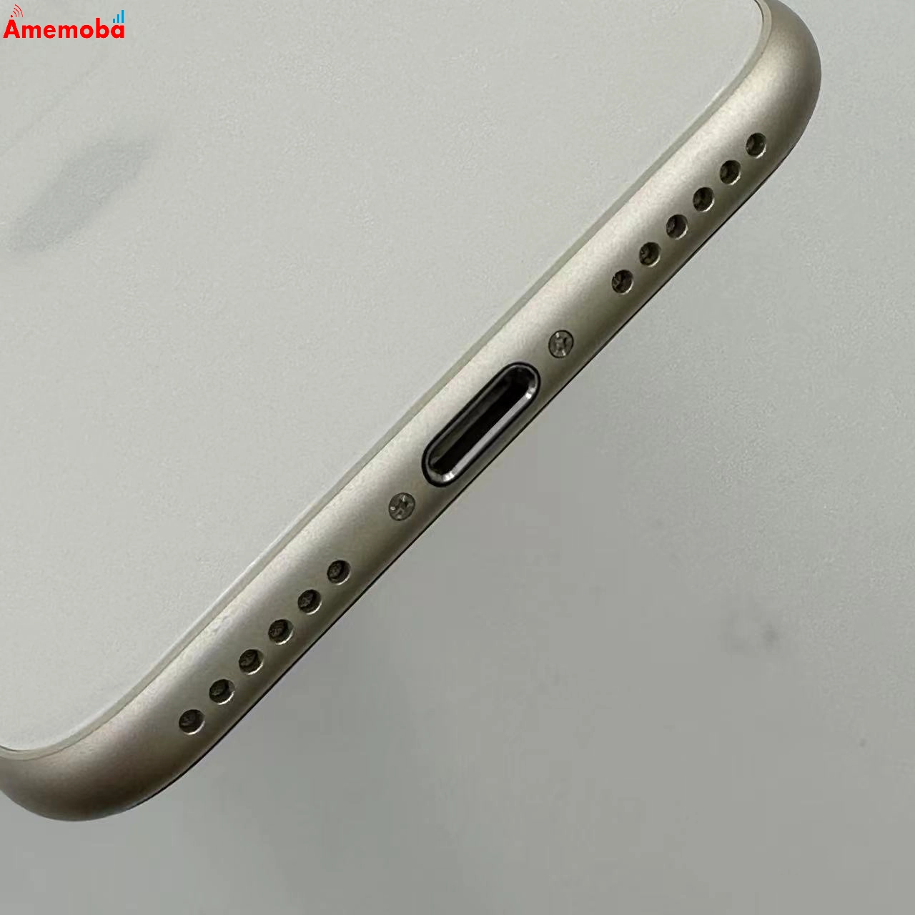 iPhoneSE 第3世代 128GB スターライト MMYG3J/A docomo版SIMフリー