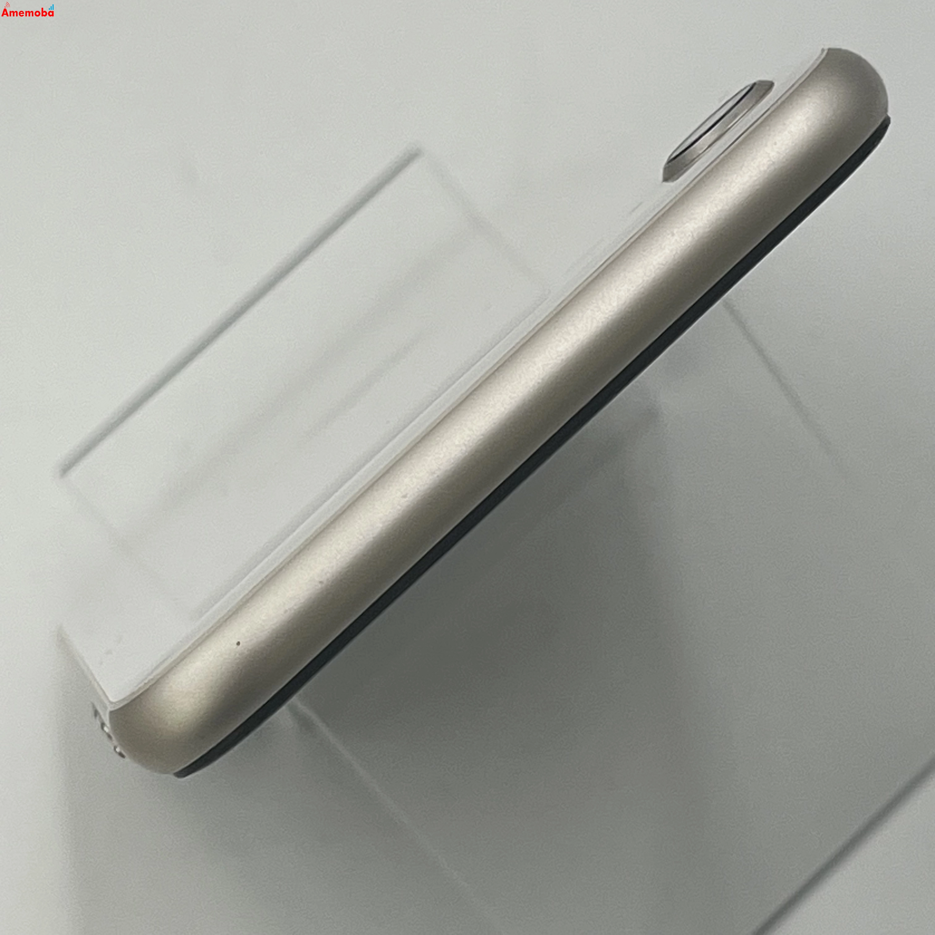 iPhoneSE 第3世代 128GB スターライト MMYG3J/A docomo版SIMフリー 美品