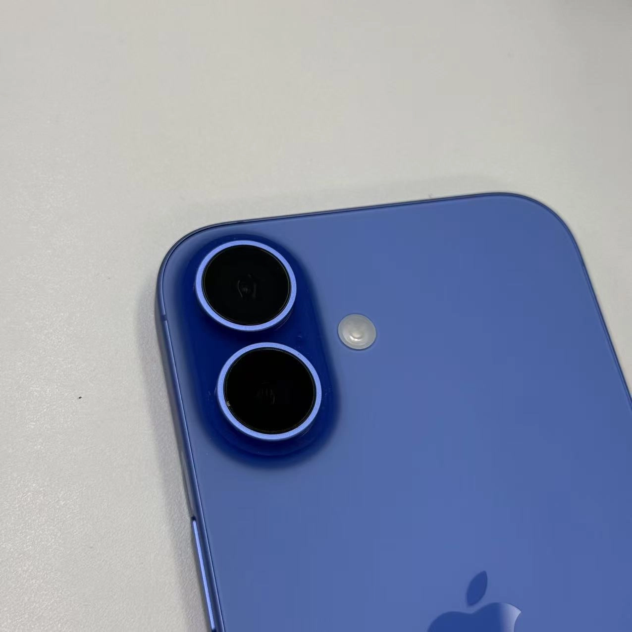 iPhone16 256GB ウルトラマリン FYE03J/A Apple版SIMフリー 美品