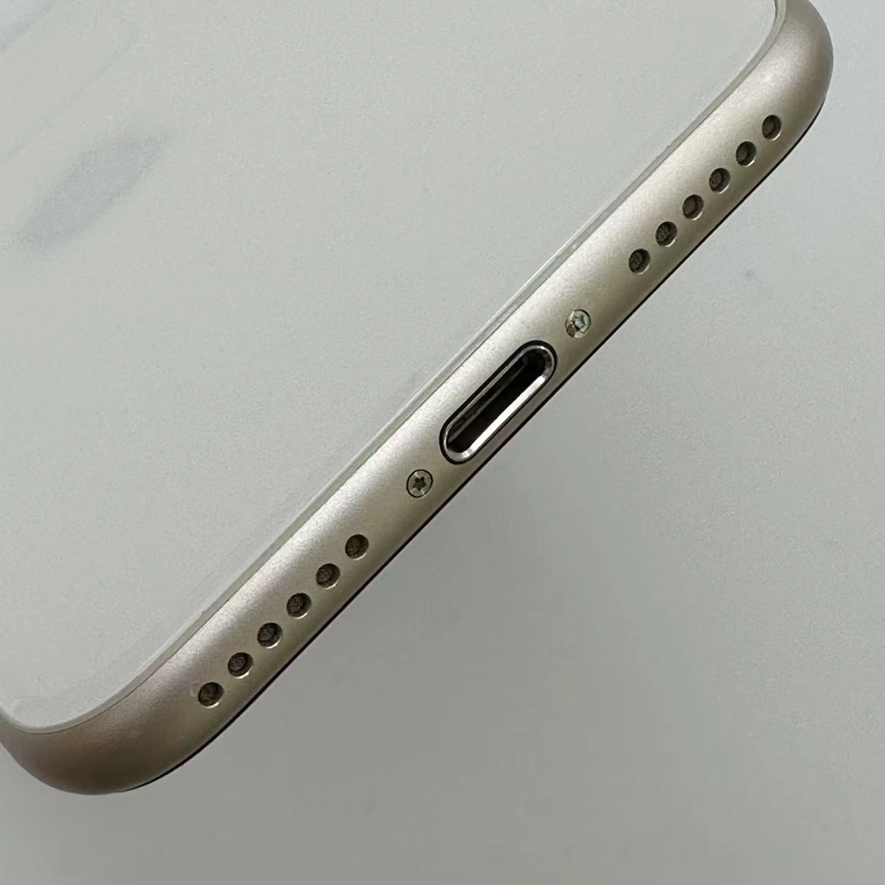 iPhoneSE 第3世代 64GB スターライト MMYD3J/A SoftBank版SIMフリー