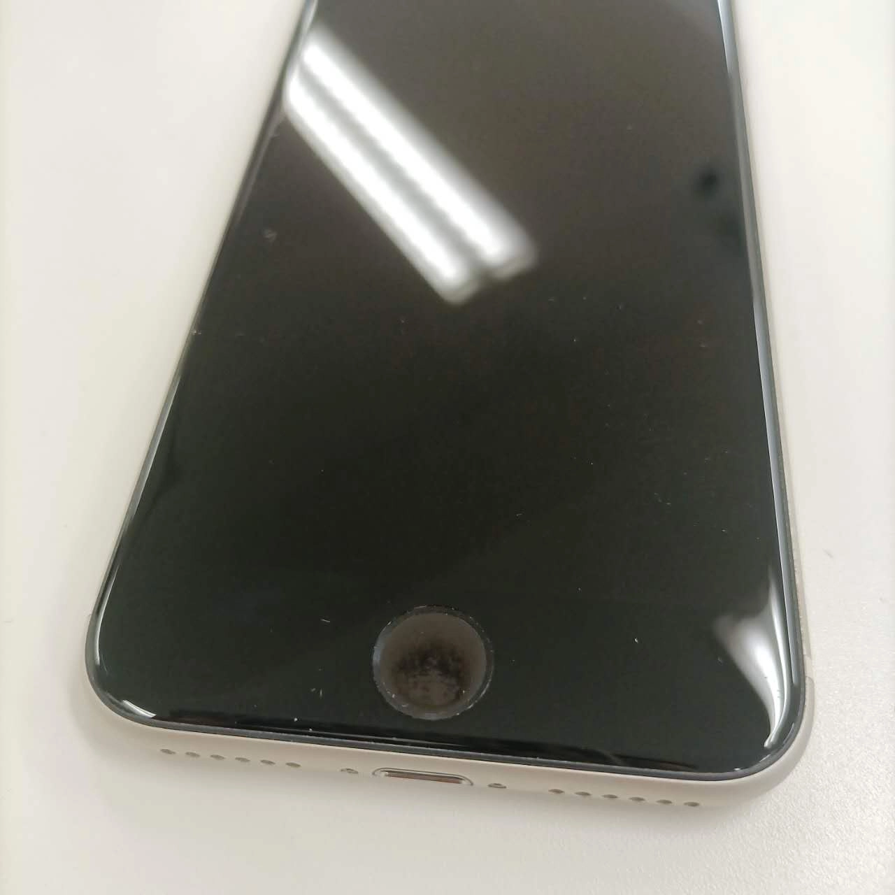 iPhoneSE 第3世代 128GB スターライト MMYG3J/A Apple版SIMフリー 美品