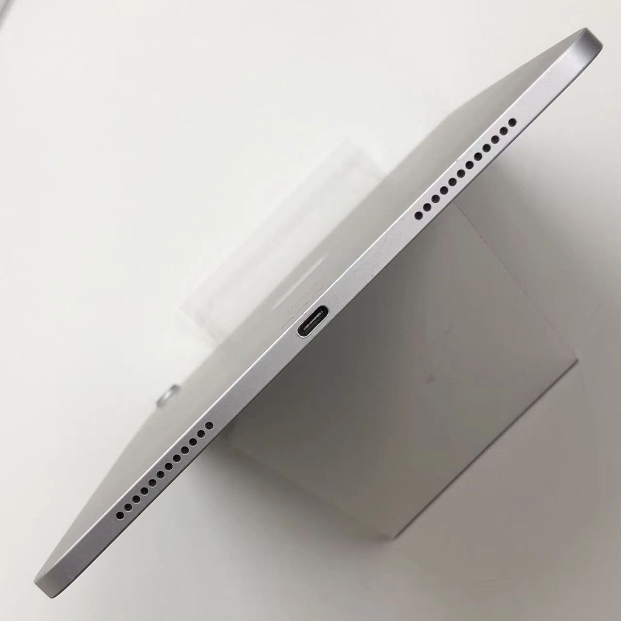 iPad Air 第4世代 Wi-Fiモデル 64GB シルバー MYFN2J/A 訳あり品