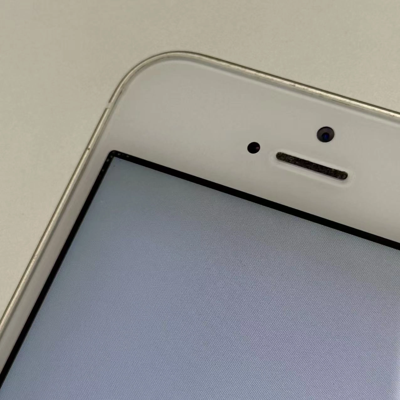 iPhoneSE 16GB ゴールド MLXM2J/A docomo版