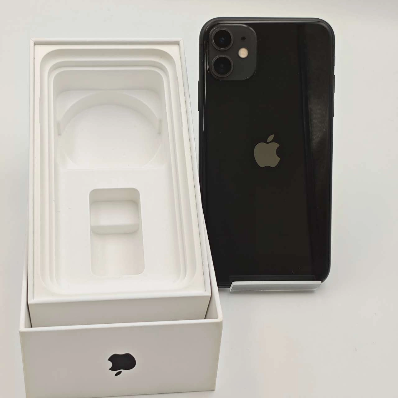 iPhone11 64GB ブラック MWLT2J/A docomo版SIMフリー 美品