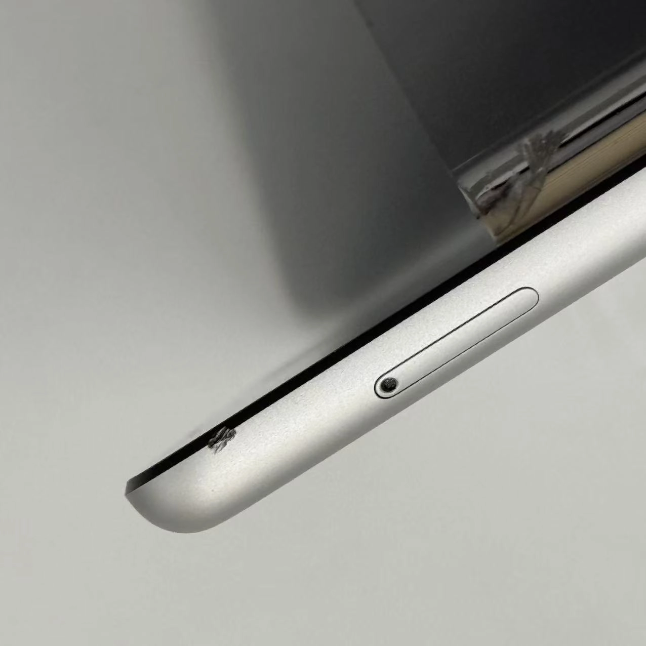 iPad 第8世代 32GB シルバー MYMJ2J/A AU版SIMフリー