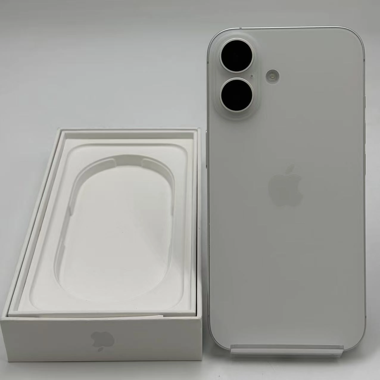 iPhone16 128GB ホワイト MYDR3J/A docomo版SIMフリー 美品