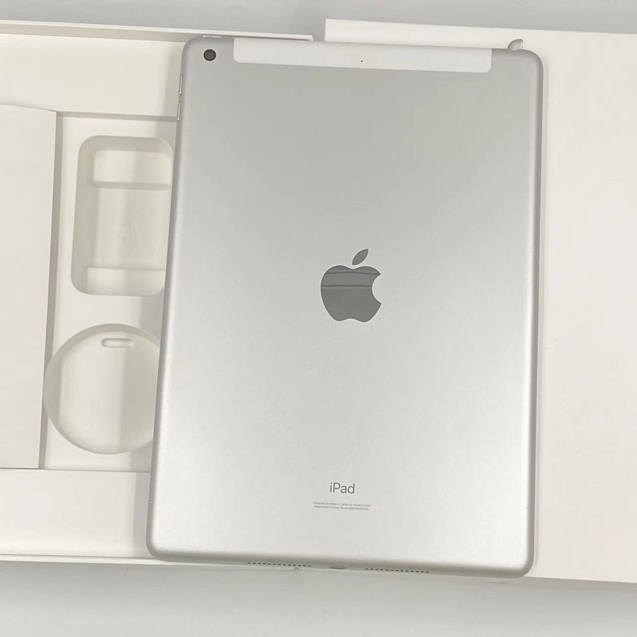 iPad 第8世代 32GB docomo版SIMフリー MYMJ2J/A